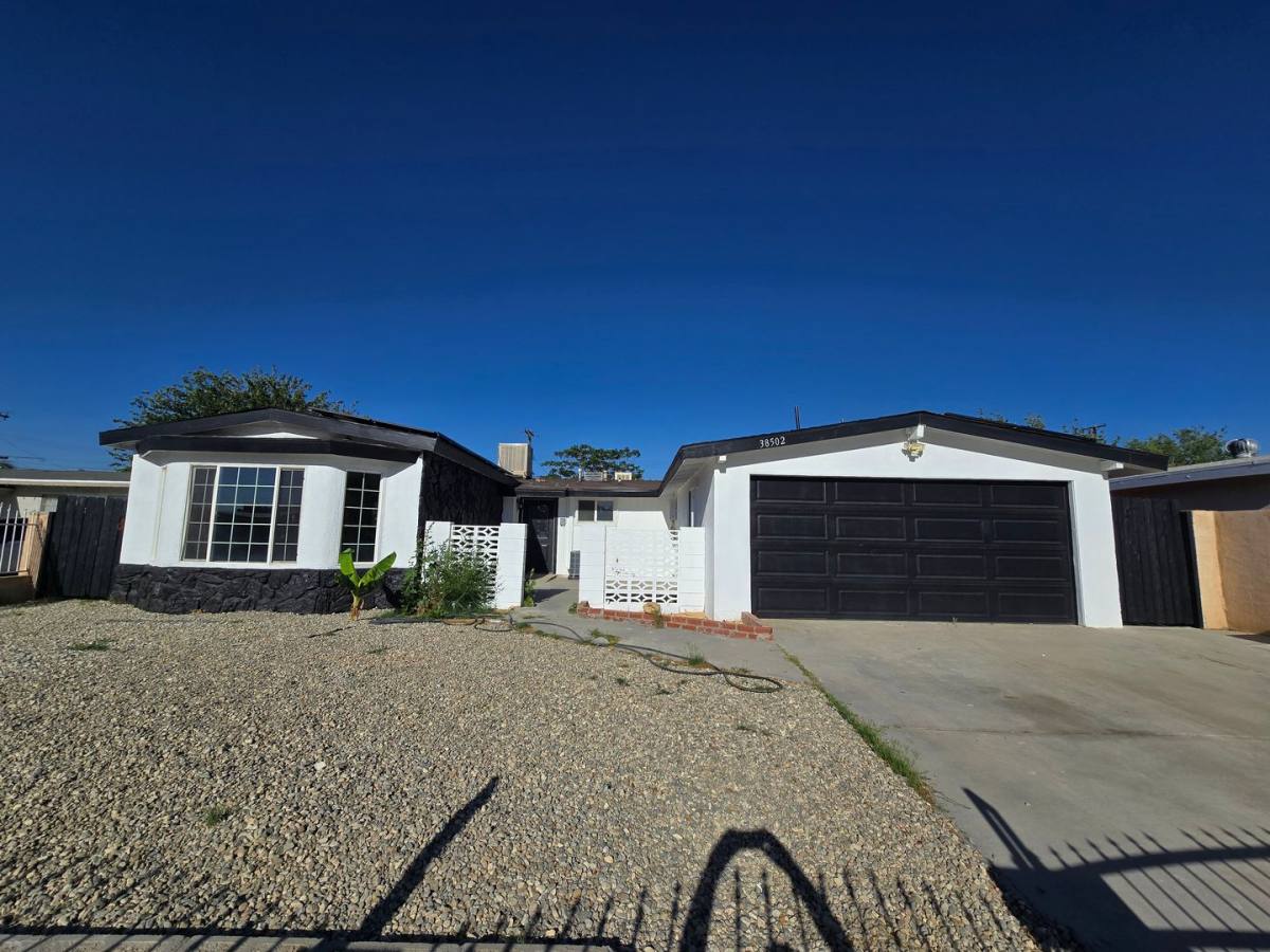 Townhouse for rent at 38502 Lemsford Ave, Palmdale, CA 93550