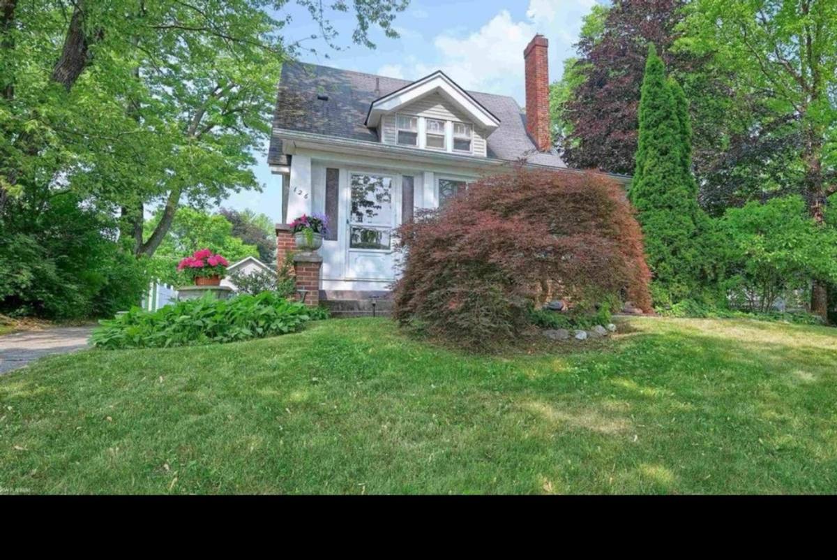 House for rent at 126 S Roslyn Rd, Waterford, MI 48328