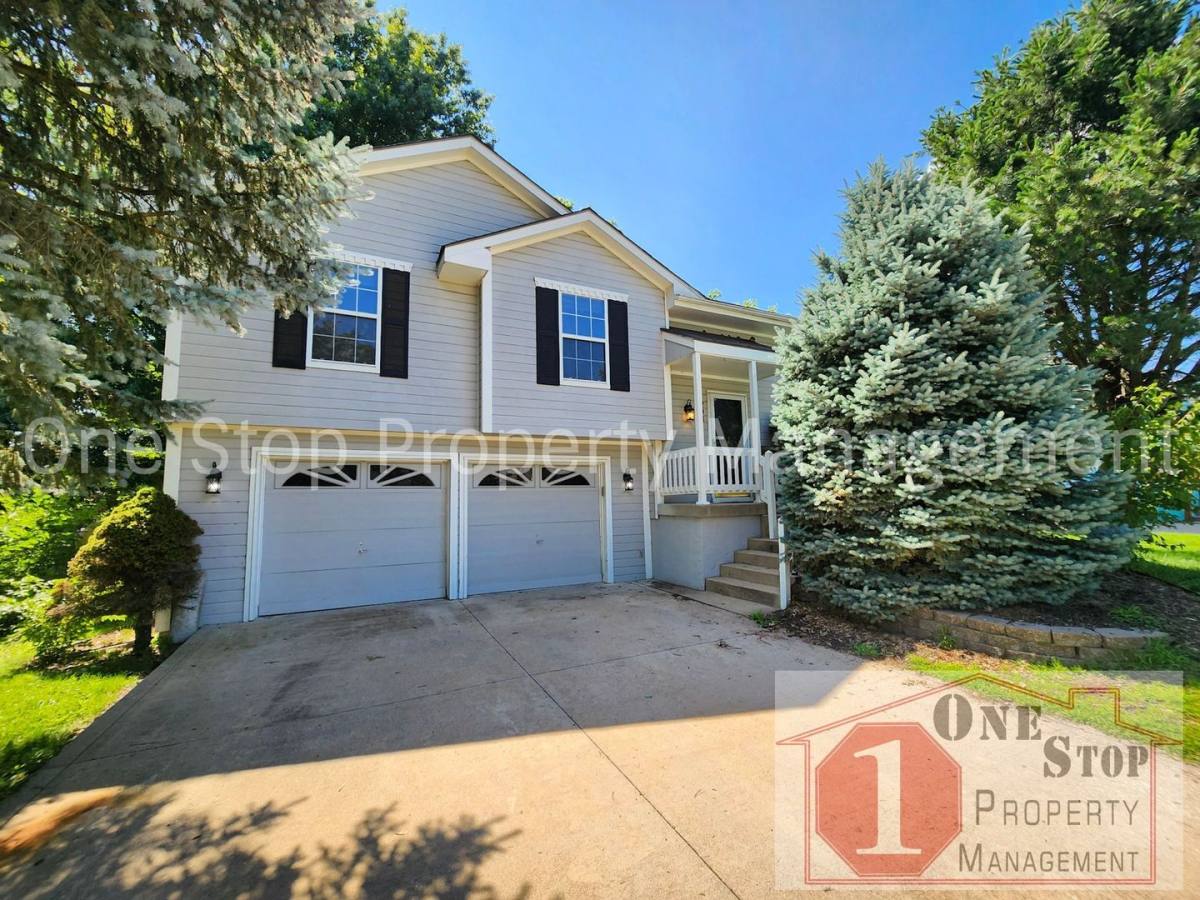 House for rent at 208 S Huntsman Blvd, Raymore, MO 64083