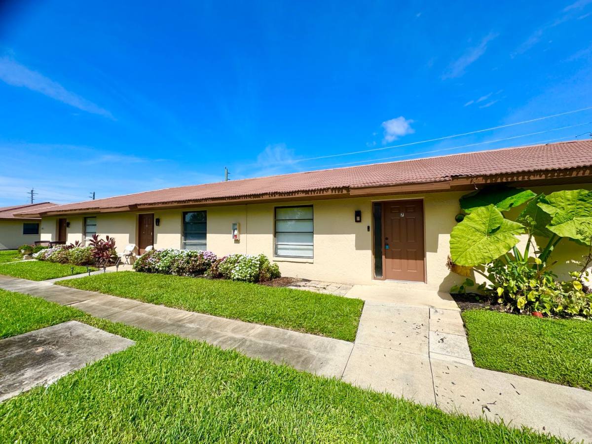 Apartment for rent at 3001 Tropicana Blvd, Naples, FL 34116