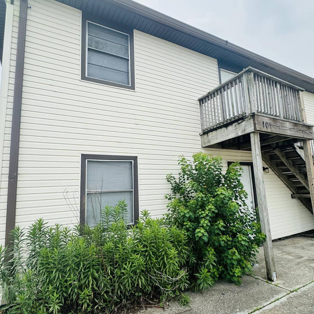 Apartment for rent at 101 1st Ave, Nederland, TX 77627