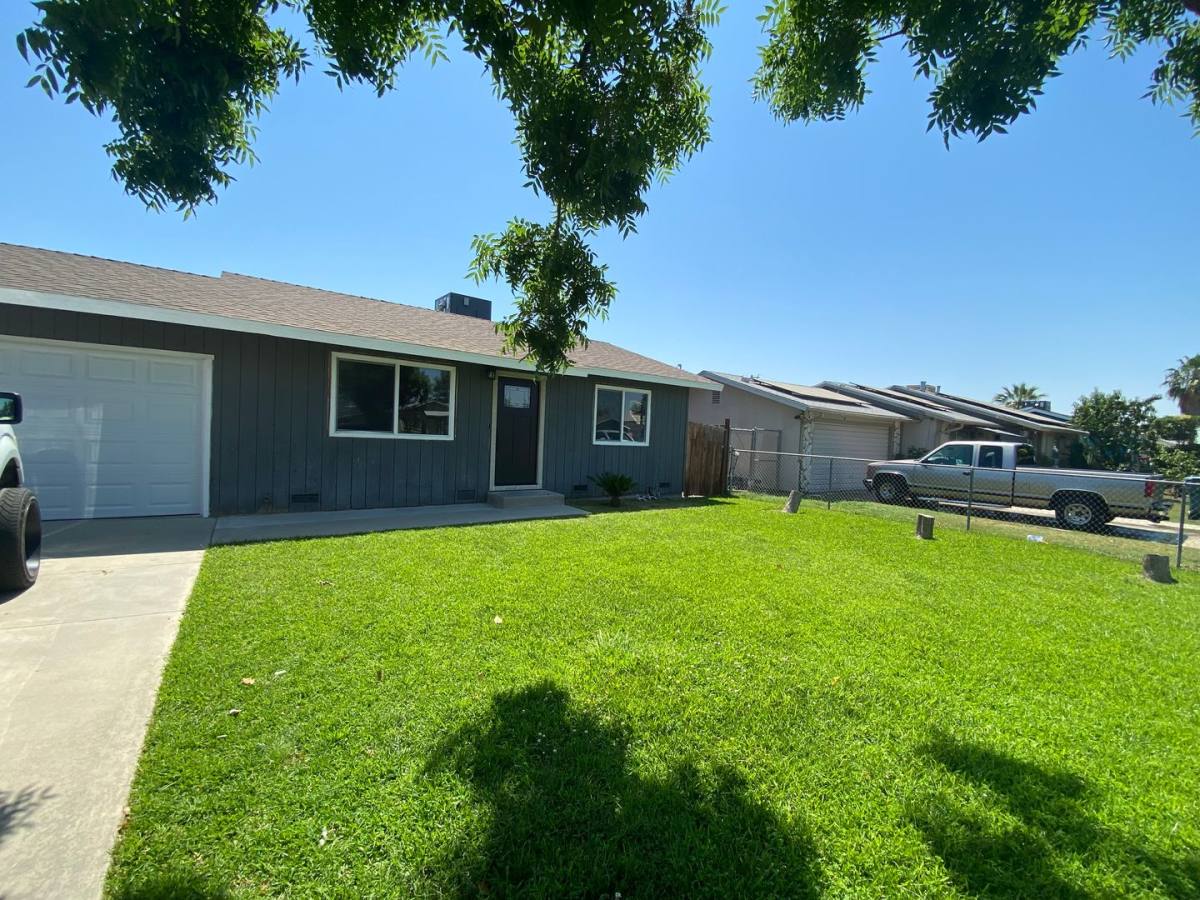 House for rent at 612 S R St, Tulare, CA 93274
