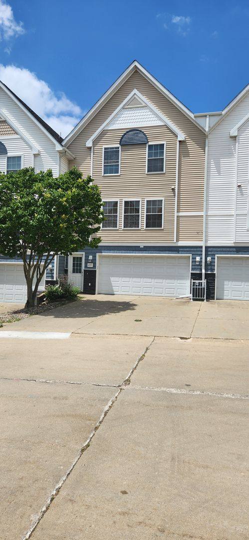 Townhouse for rent at 1229 SE Village View Lane, Ankeny, IA 50021