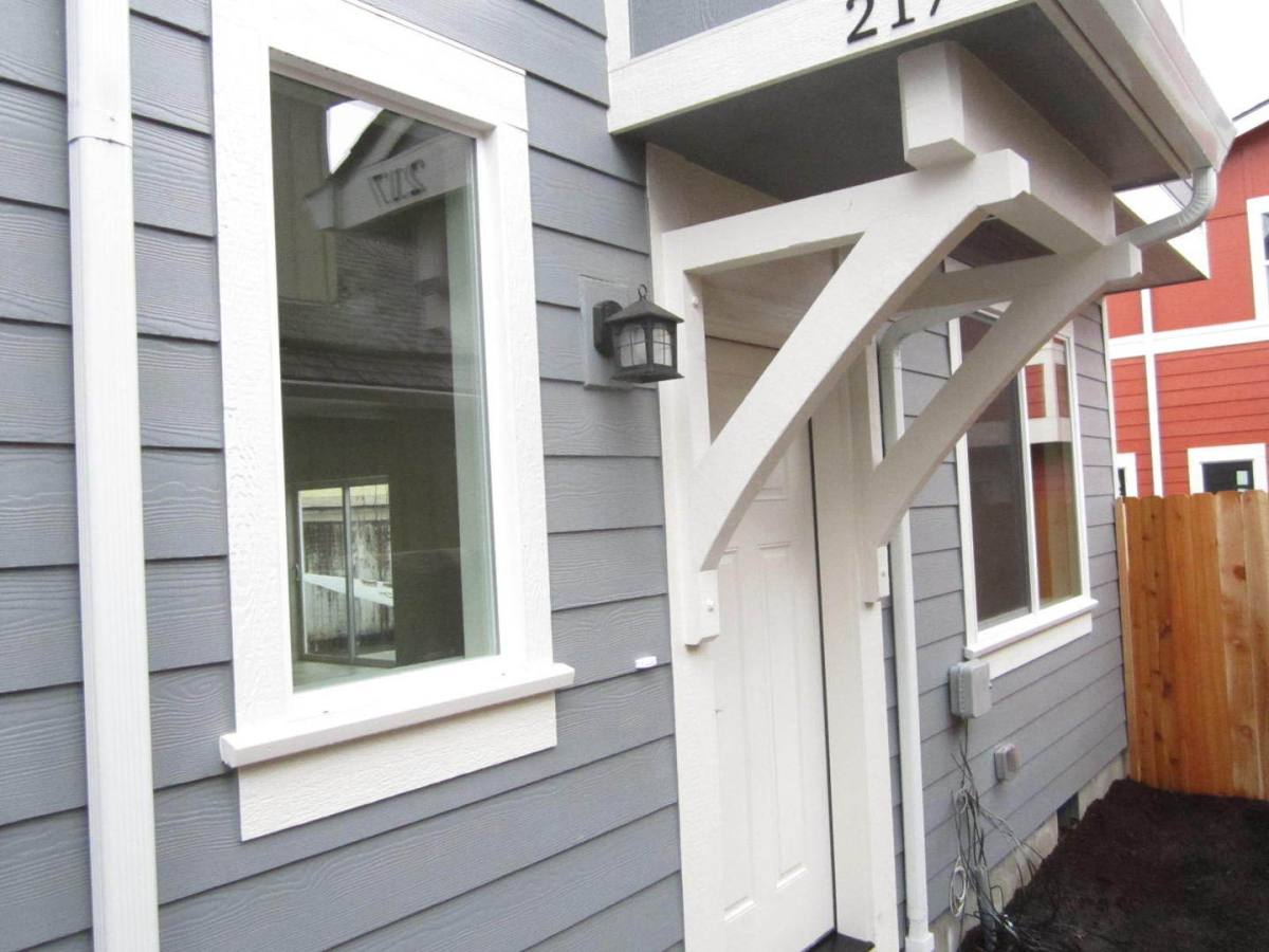 Apartment for rent at 215 217 C St, Phoenix, OR 97535