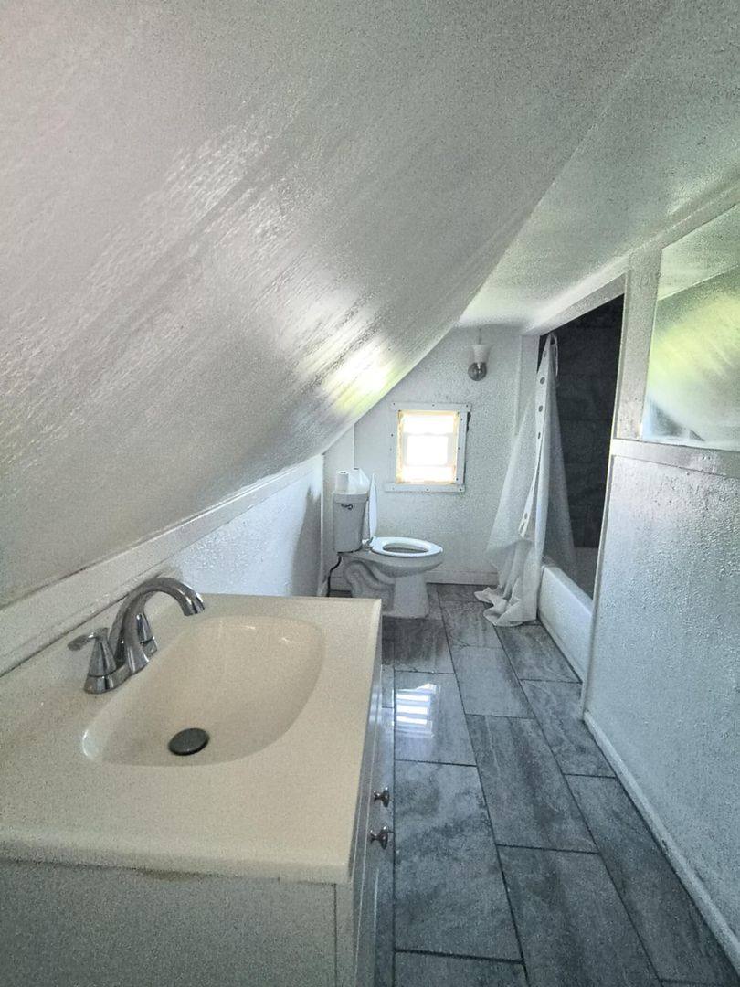 House for rent at 415 Everett St, Toledo, OH 43608