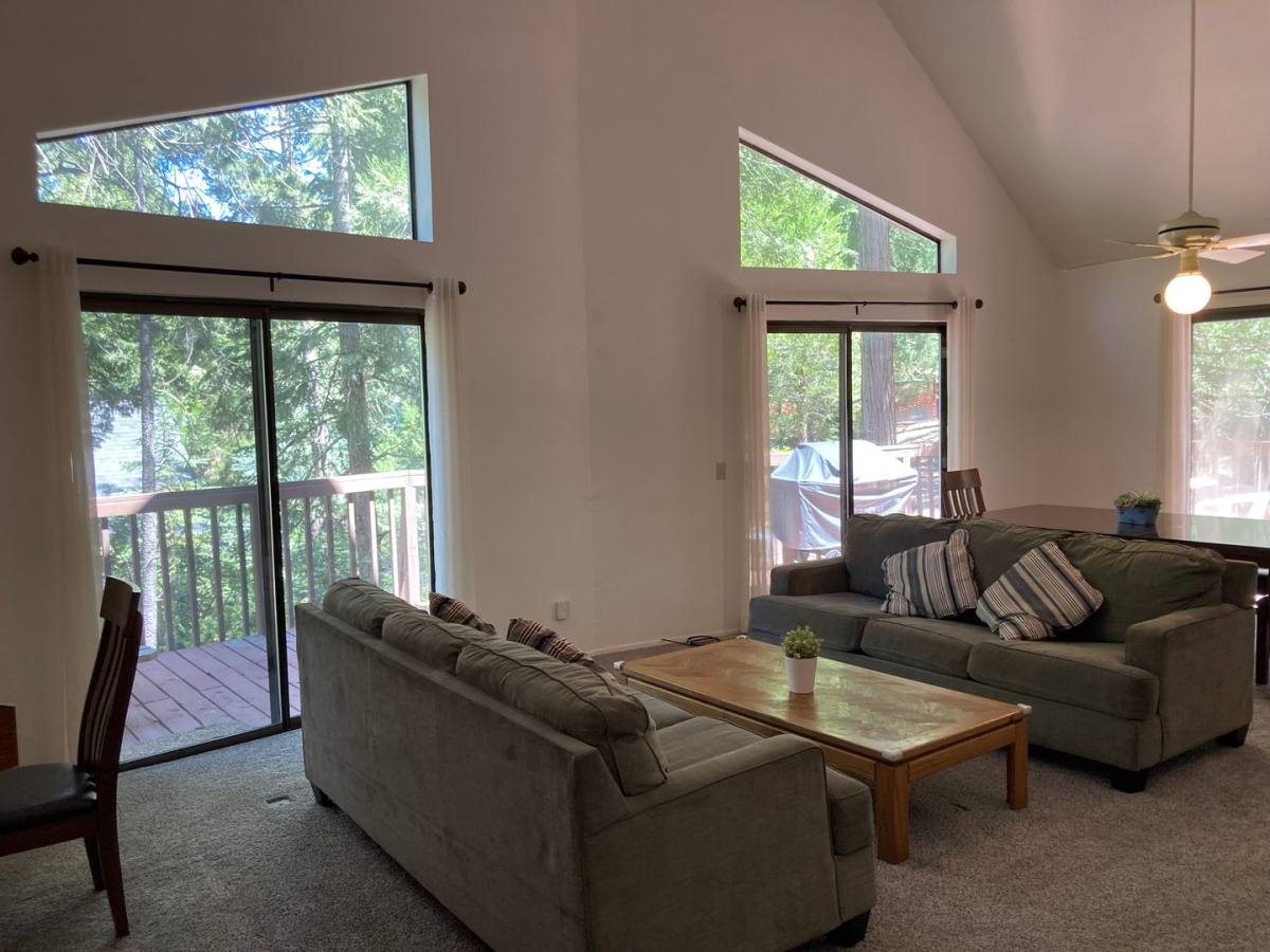 House for rent at 27205 Peninsula Dr, Lake Arrowhead, CA 92352