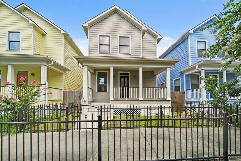 House for rent at 1053 W 16th St, Houston, TX 77008