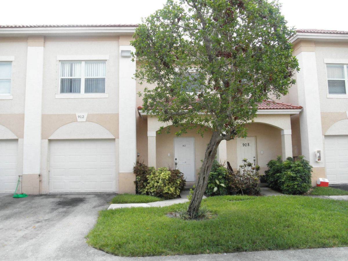 Townhouse for rent at 912 Talia Circle, Lake Worth, FL 33461
