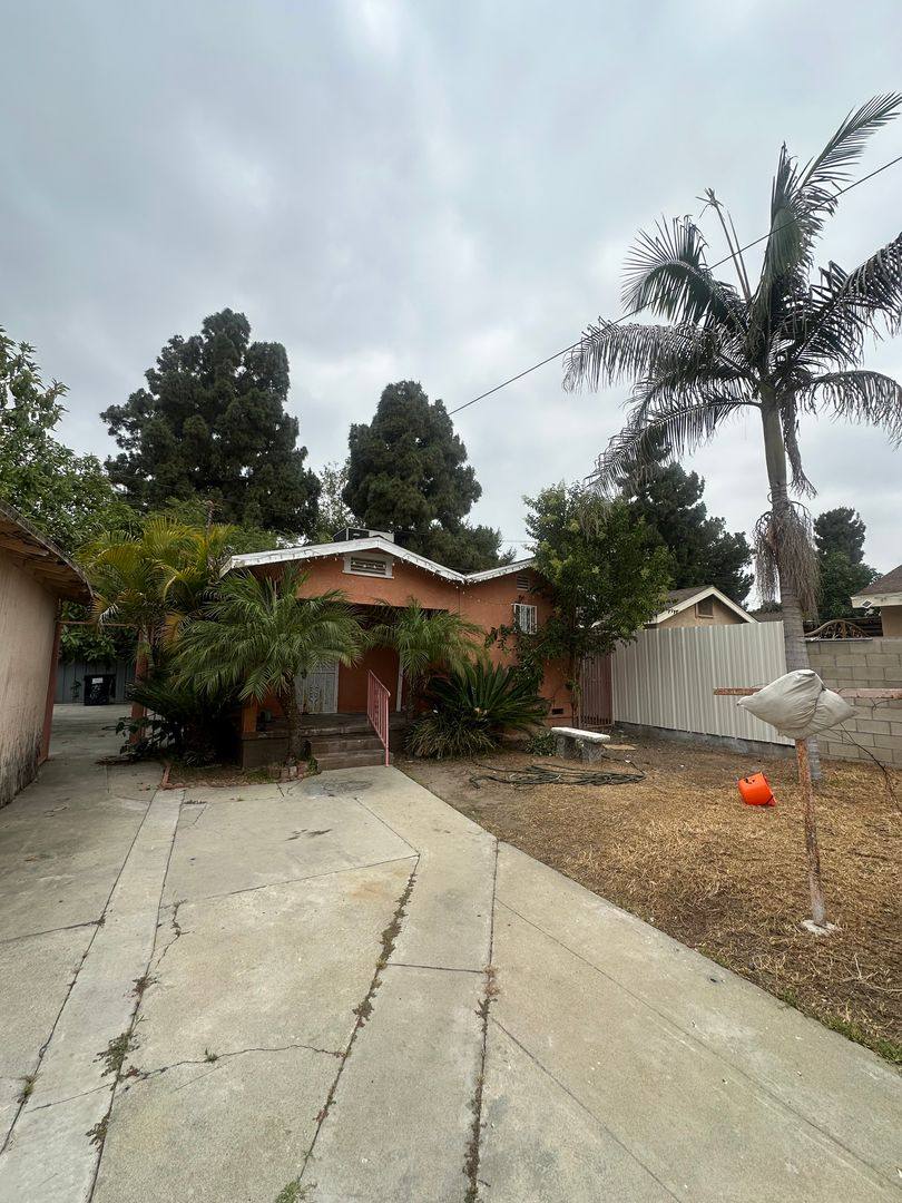 Apartment for rent at 7805 Whitsett Ave, Los Angeles, CA 90001