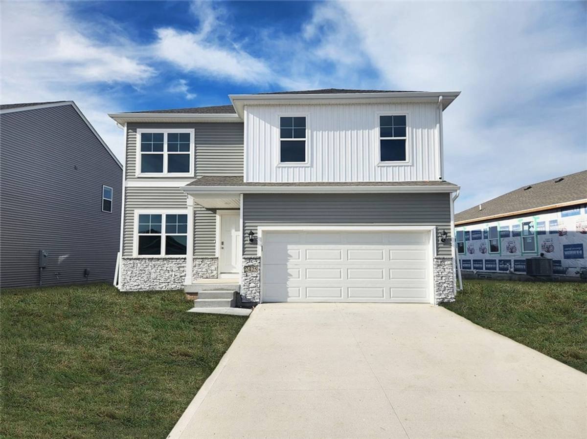 House for rent at 2425 SE Fox Valley Dr, West Des Moines, IA 50265