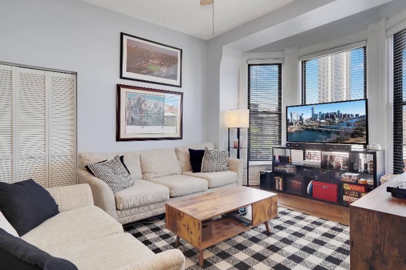 Apartment for rent at 165 W N Ave #3, Chicago, IL 60610