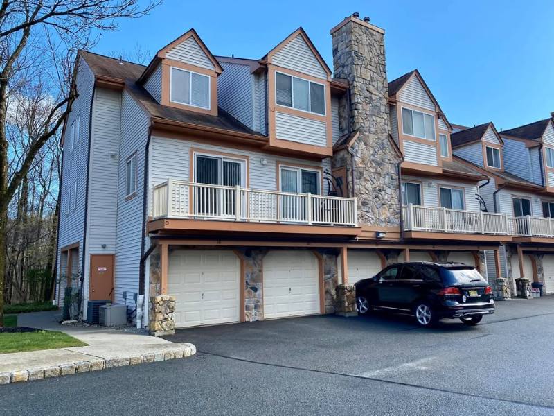 Townhouse for rent at 185 Woods Edge Dr, Succasunna, NJ 07876