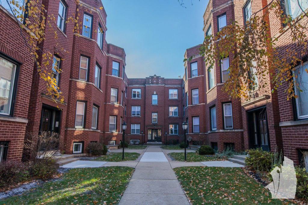 Apartment for rent at 859 W Cornelia Ave #3S, Chicago, IL 60657