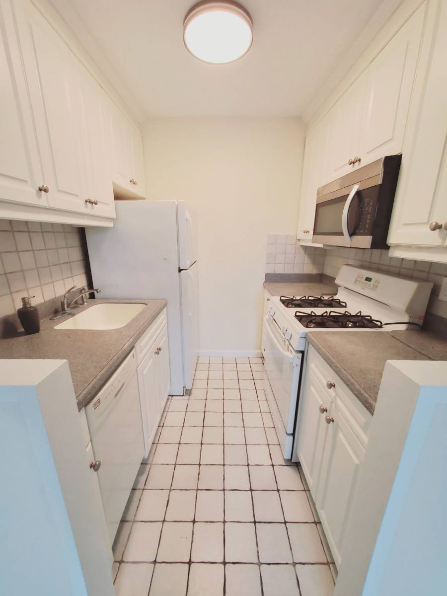 Condo for rent at 140 Grove St #6, Stamford, CT 06901
