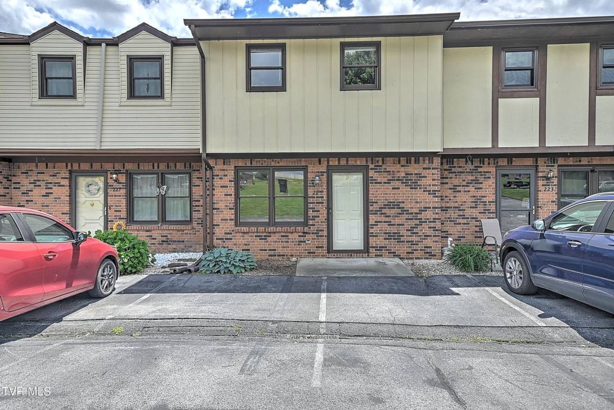 Townhouse for rent at 225 Oakcrest Circle, Bristol, VA 24201