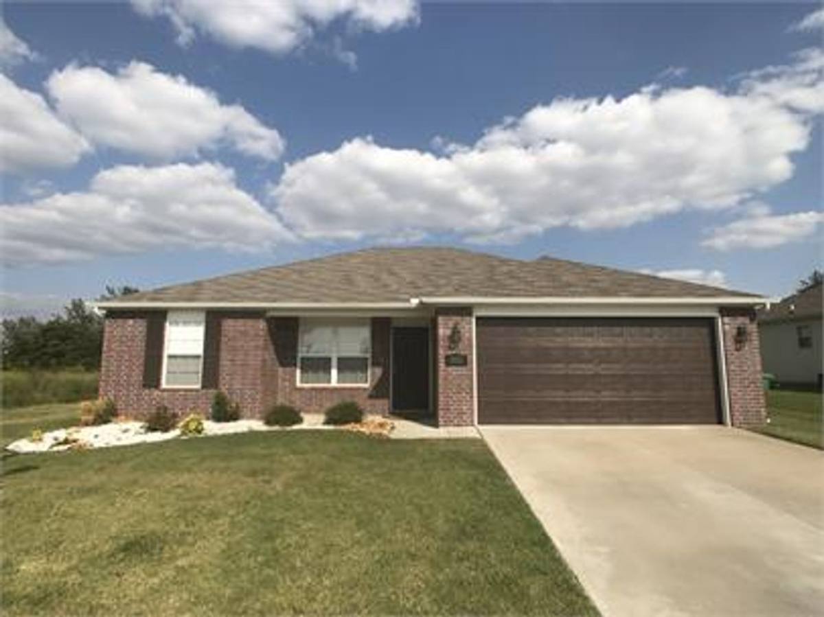 House for rent at 940 Meadowridge Dr, Centerton, AR 72719