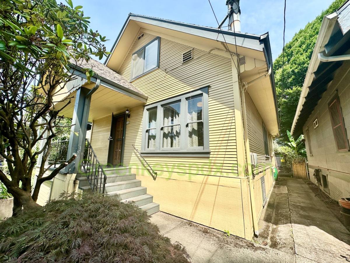 House for rent at 806 SE 45th Ave, Portland, OR 97215
