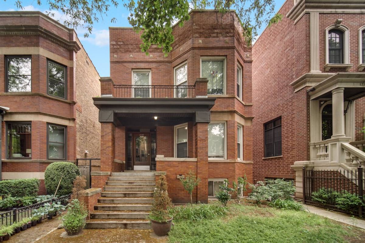 Apartment for rent at 1240 W Cornelia Ave, Chicago, IL 60657