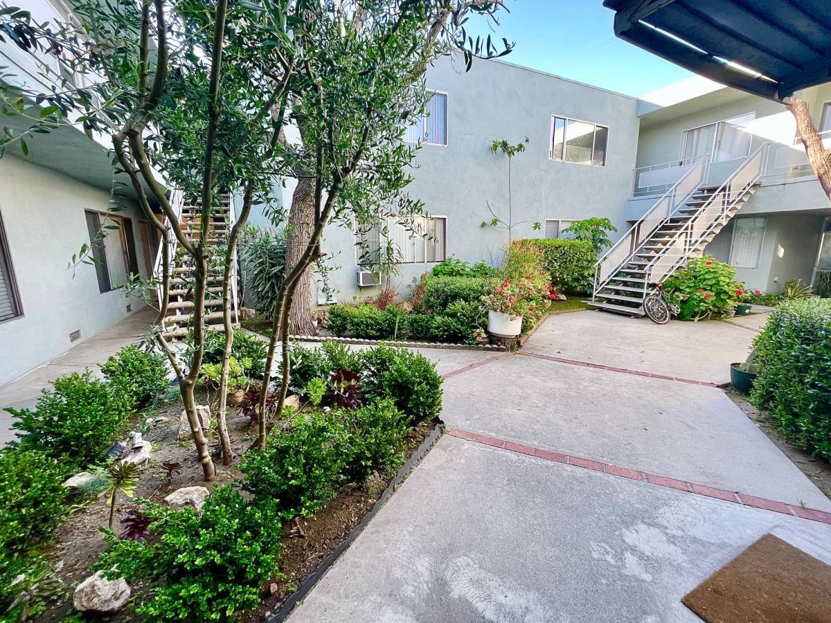 Apartment for rent at 11980 Walnut Lane, Los Angeles, CA 90025