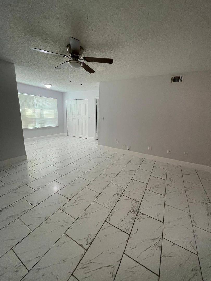 Apartment for rent at 4572 Commander Dr, Orlando, FL 32822