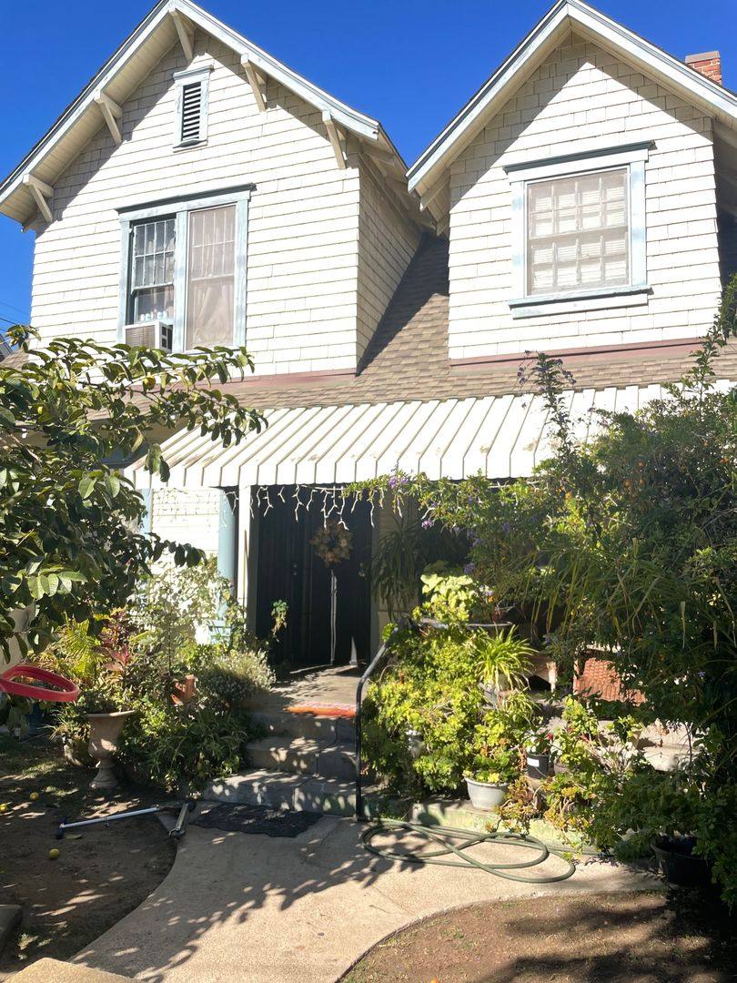 Apartment for rent at 417 W 10th St, Long Beach, CA 90813