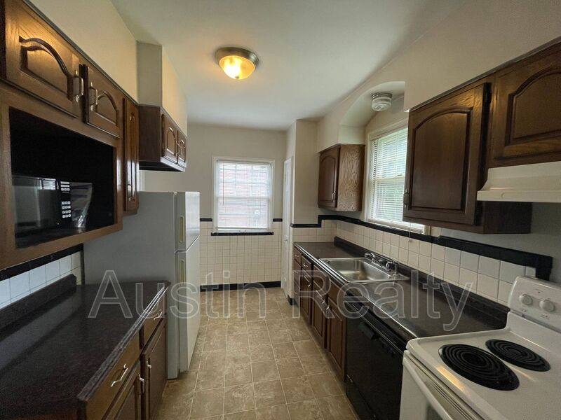 1135 Brightling Dr, Saint Louis, MO 63132