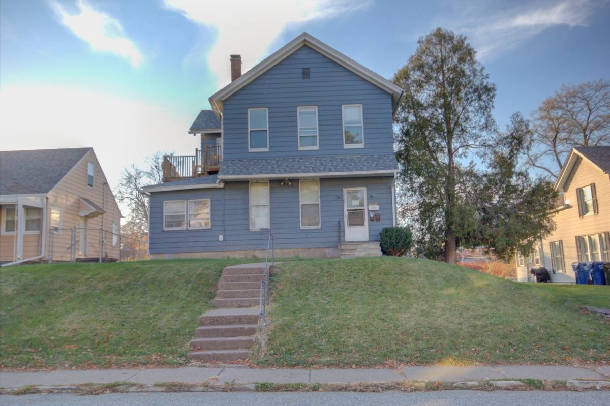 Apartment for rent at 1806 Grand Ave, Davenport, IA 52803