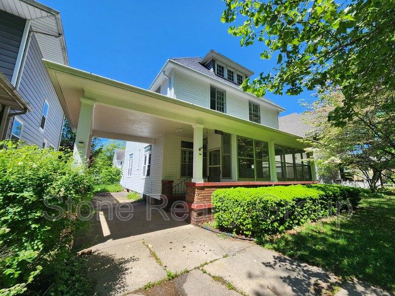 Apartment for rent at 2226 N 10th St #1, Terre Haute, IN 47804