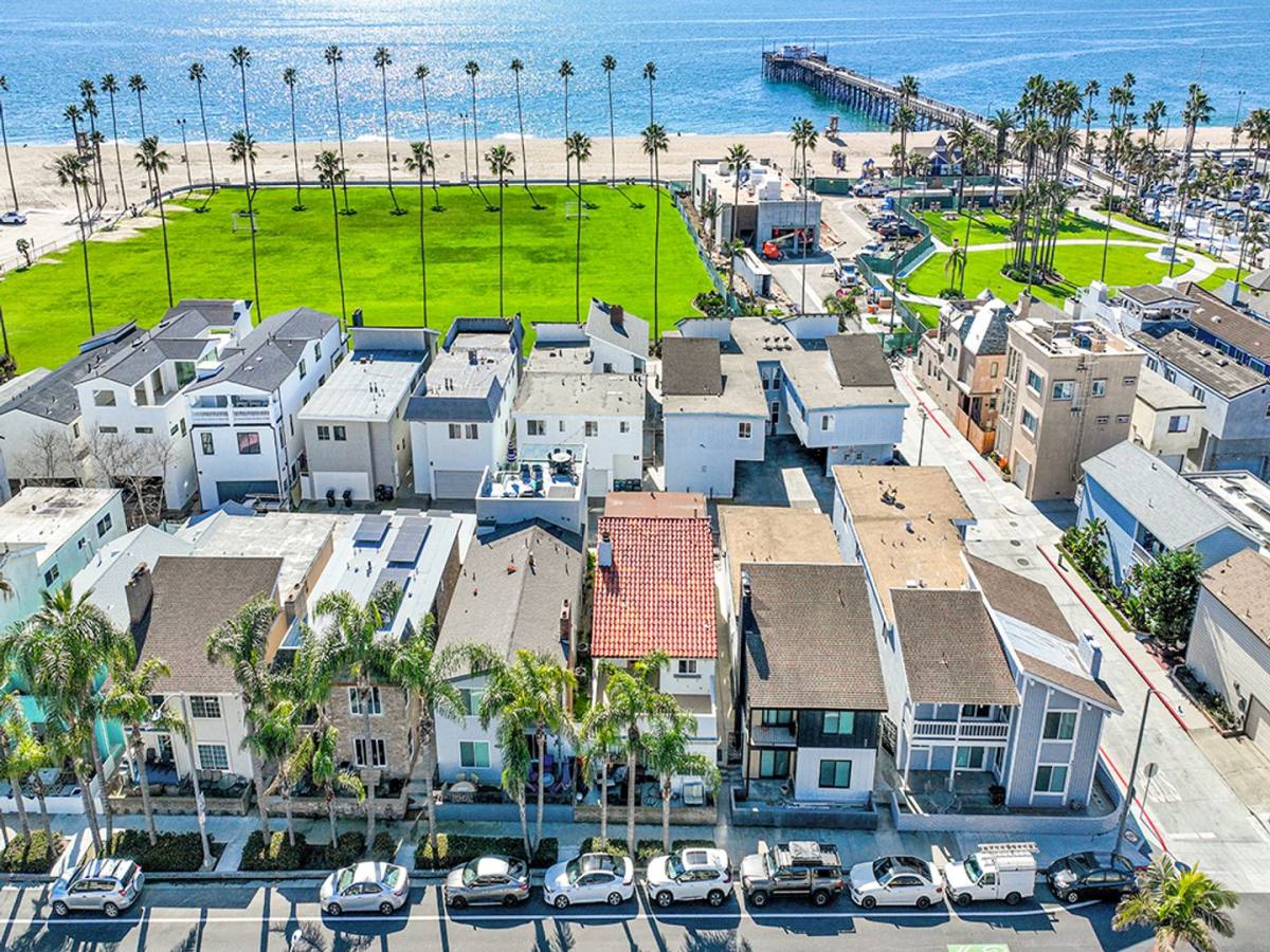 Apartment for rent at 907 E Balboa Blvd, Newport Beach, CA 92661