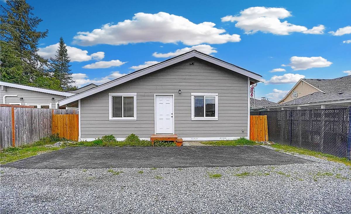 Townhouse for rent at 922 5th Ave SW #C, Puyallup, WA 98371