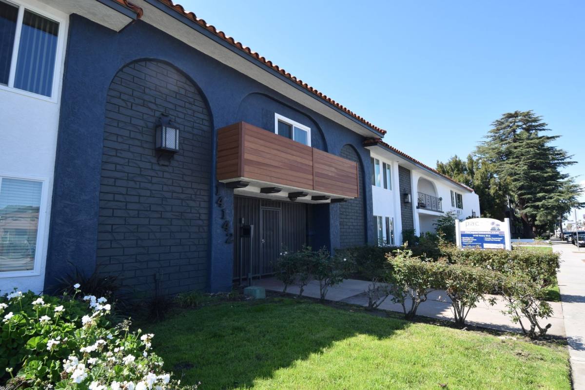 Apartment for rent at 14142 Victory Blvd, Van Nuys, CA 91401