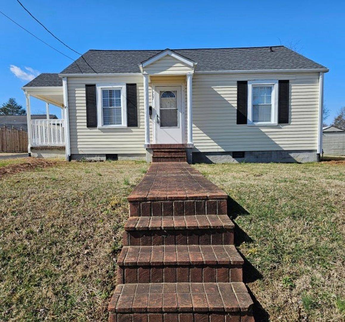 House for rent at 707 S 2nd St, Elizabethton, TN 37643