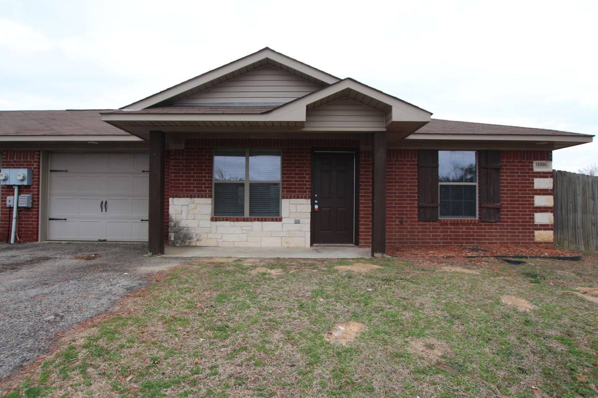 Townhouse for rent at 16986 Loring Lane, Lindale, TX 75771