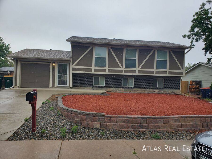 House for rent at 2617 S Lewiston St, Aurora, CO 80013