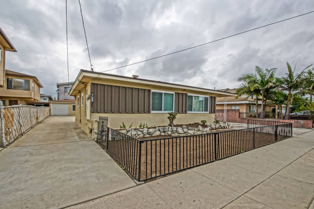 Apartment for rent at 11864 Manor Dr, Hawthorne, CA 90250