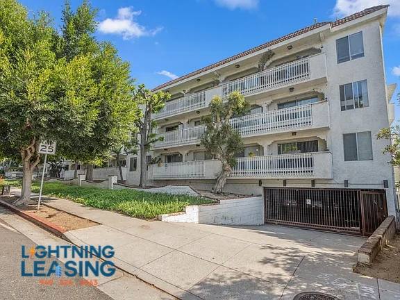 Apartment for rent at 3112 4th St #218D, Santa Monica, CA 90405