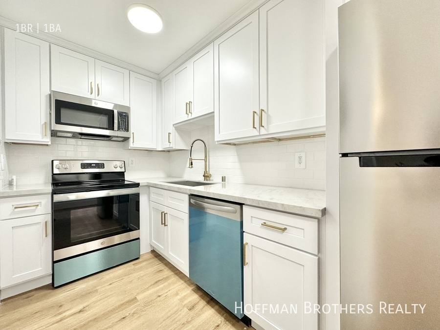 Apartment for rent at 5111 Harold Way #302, Los Angeles, CA 90027