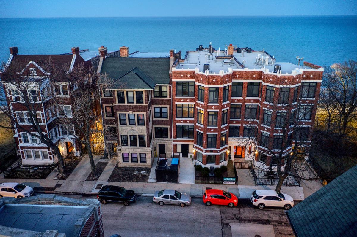 Apartment for rent at 7729-31 N Eastlake Terrace, Chicago, IL 60626