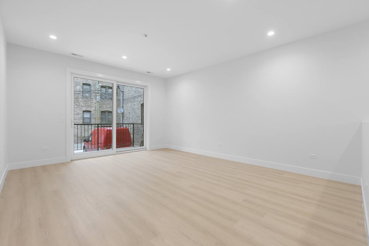 Townhouse for rent at 904 W Dakin St #103, Chicago, IL 60660