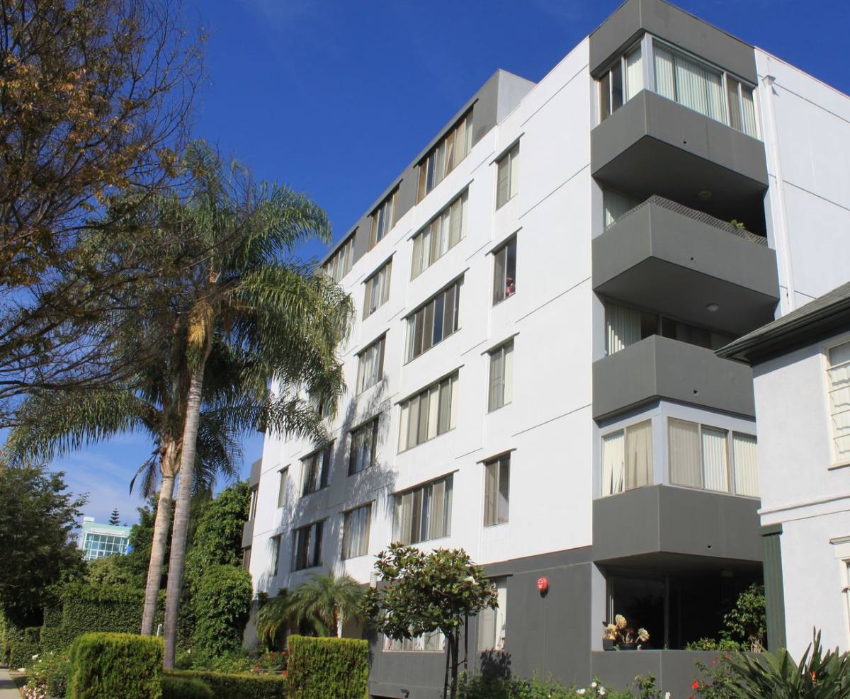Apartment for rent at 468 S Roxbury Dr, Beverly Hills, CA 90212