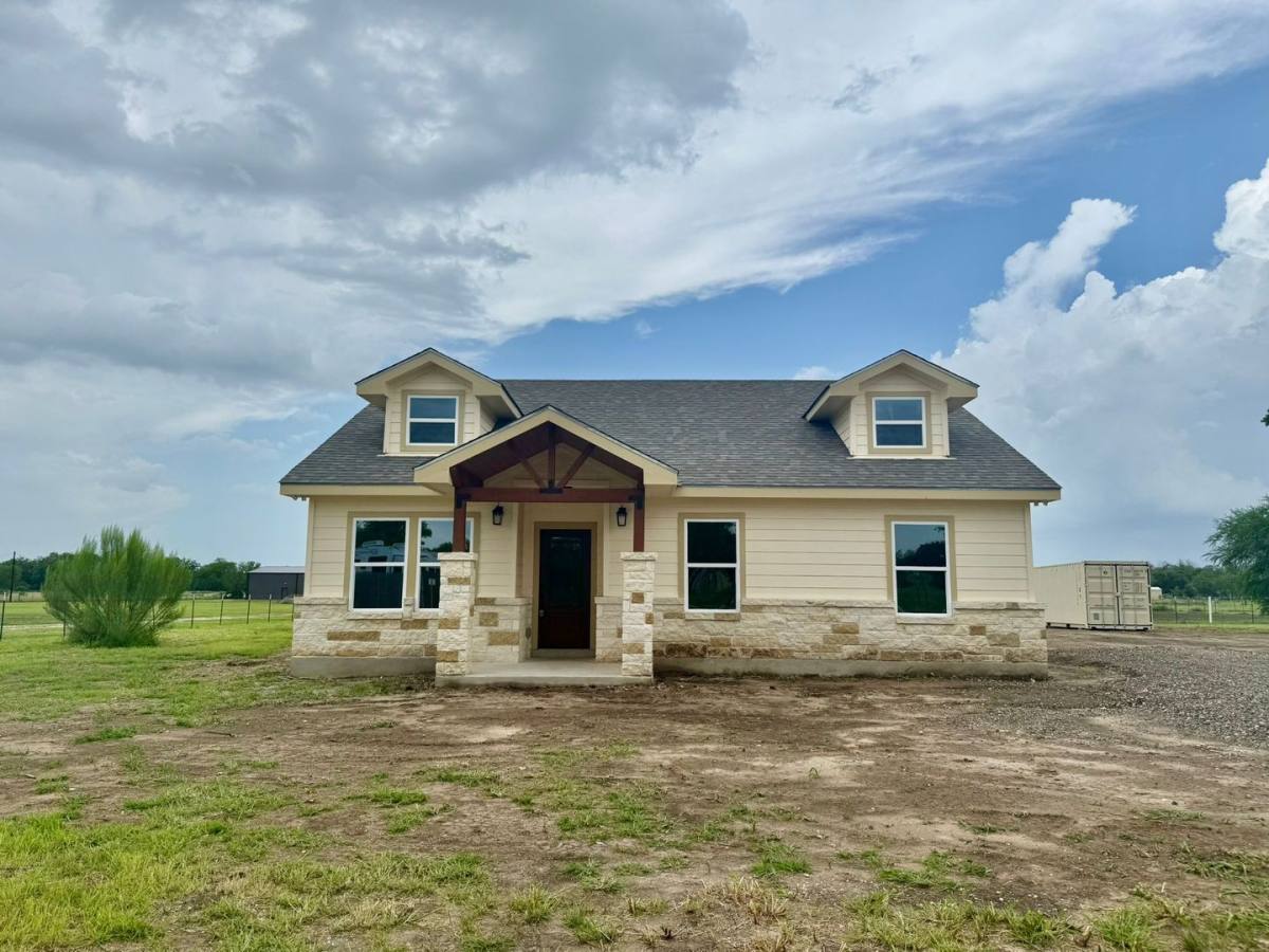 House for rent at 1075 E County Rd, Natalia, TX 78059