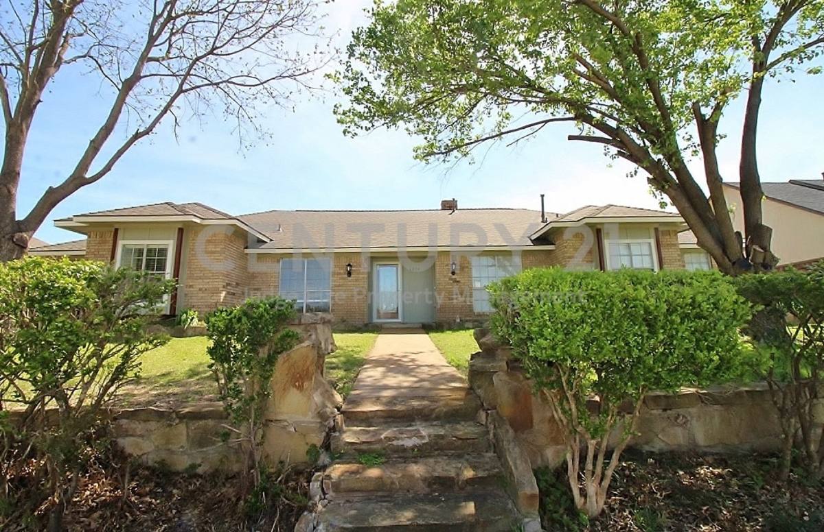 House for rent at 6014 Lakeshore Dr, Rowlett, TX 75089