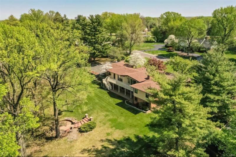 House for rent at 139 Ladue Oaks Dr, Saint Louis, MO 63141