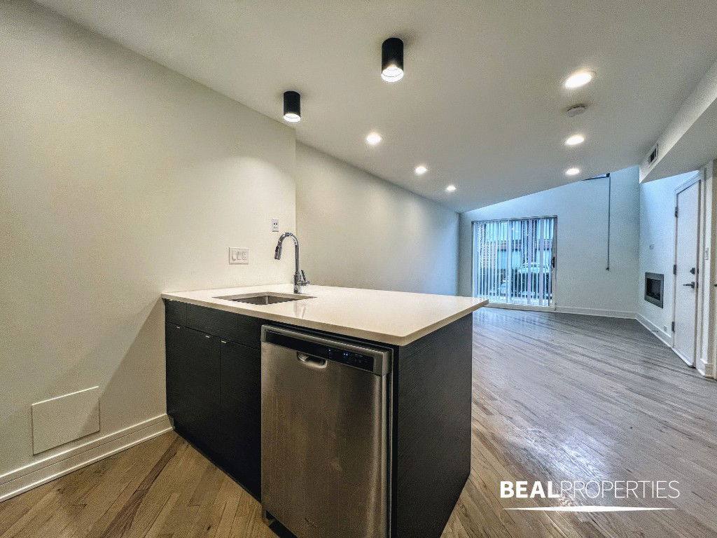 Apartment for rent at 944 W Grace St, Chicago, IL 60613