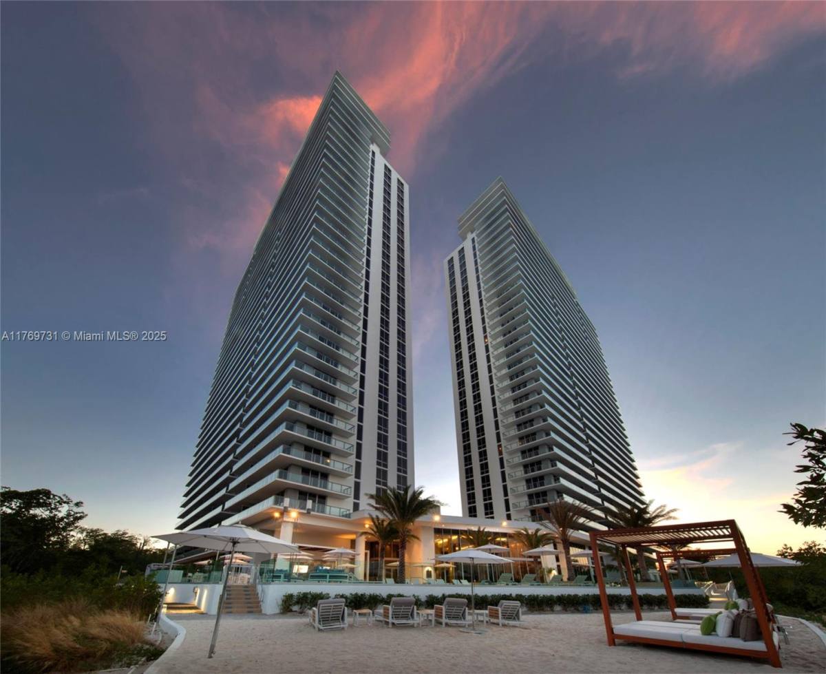 Apartment for rent at 16385 Biscayne Blvd, North Miami Beach, FL 33160