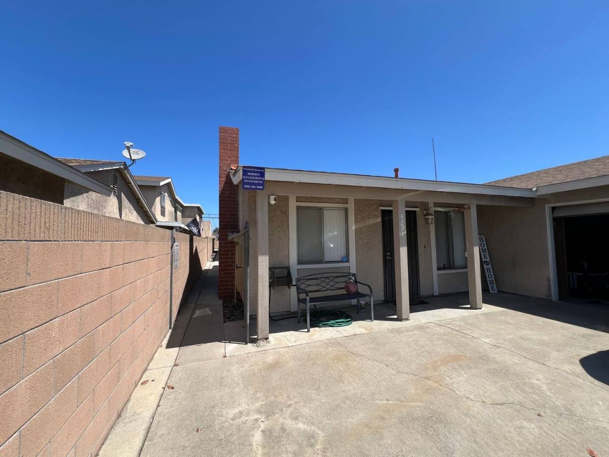 Apartment for rent at 4291- 4297 Farquhar Ave, Los Alamitos, CA 90720