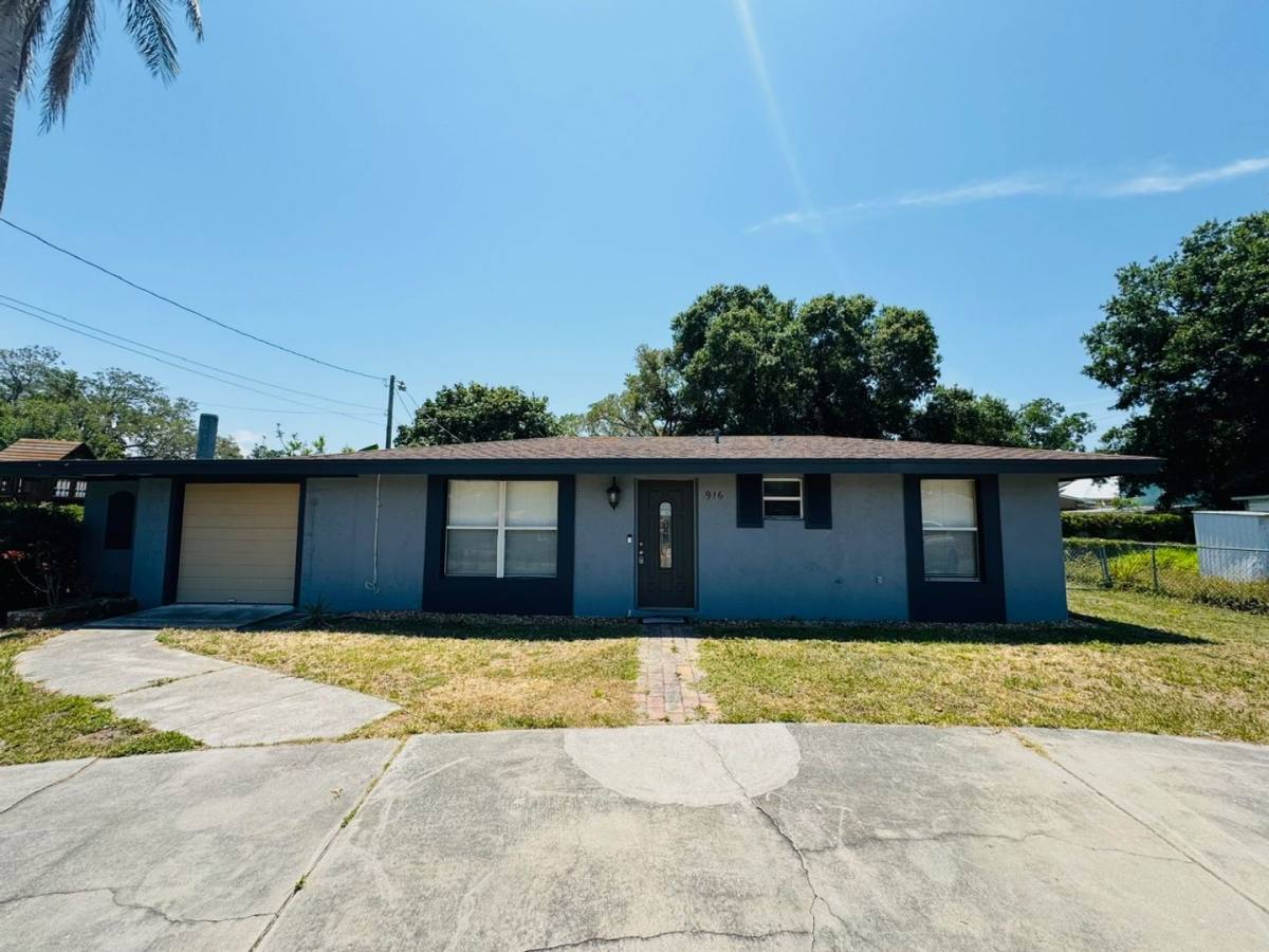 House for rent at 916 28th Ave Dr E, Bradenton, FL 34208