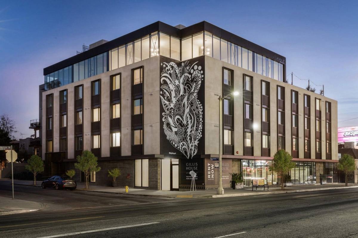 Apartment for rent at 5570 Melrose Ave, Los Angeles, CA 90038