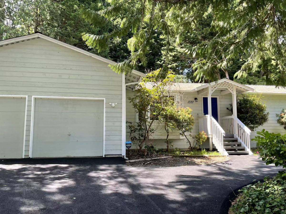 House for rent at 1337 222nd Place NE, Sammamish, WA 98074