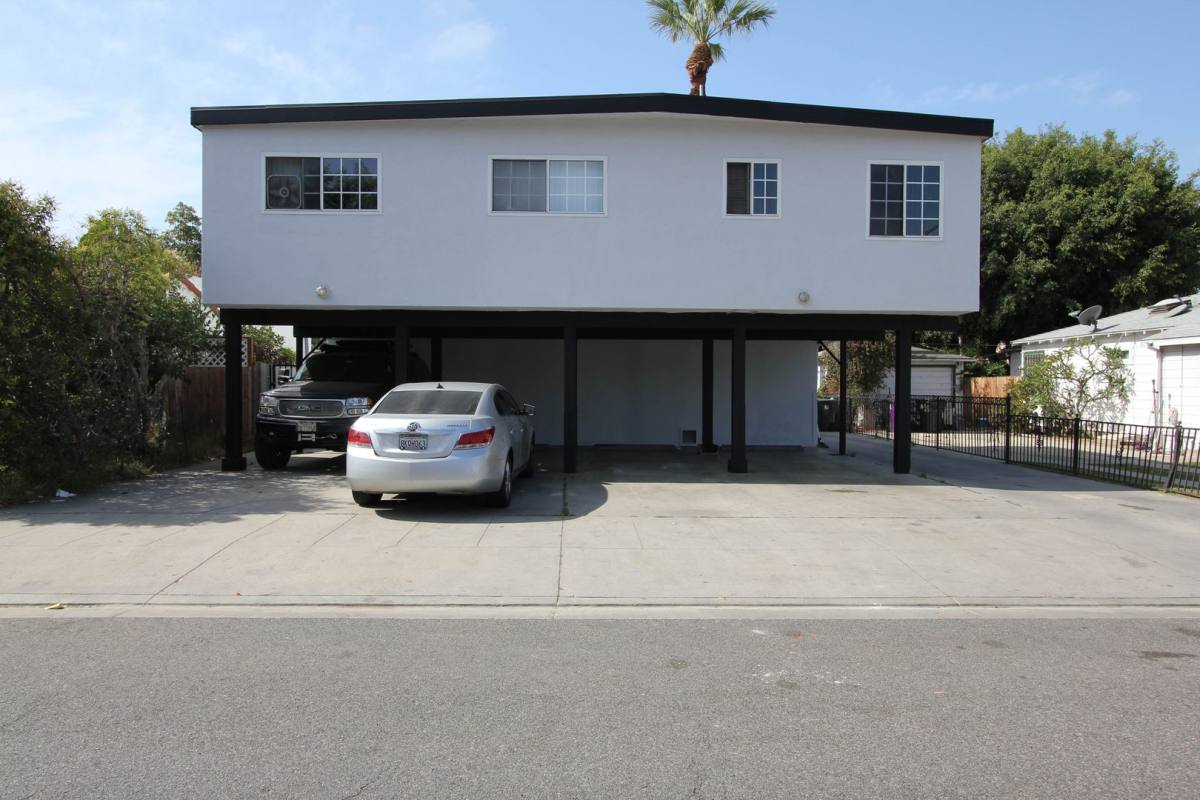 Apartment for rent at 122 E 55th St, Long Beach, CA 90805